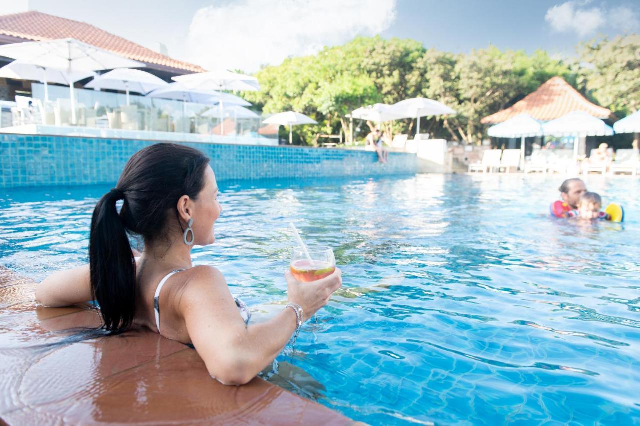 Hotel The Capital Zimbali Ballito Exterior foto A woman relaxing at a pool