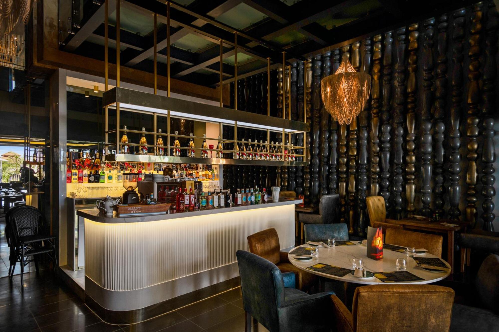Hotel The Capital Zimbali Ballito Exterior foto The bar at the restaurant